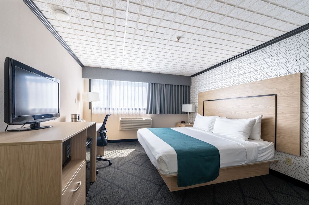 Sternwheeler Hotel & Conference Centre, Trademark by Wyndham Room, 1 King Bed, Non Smoking