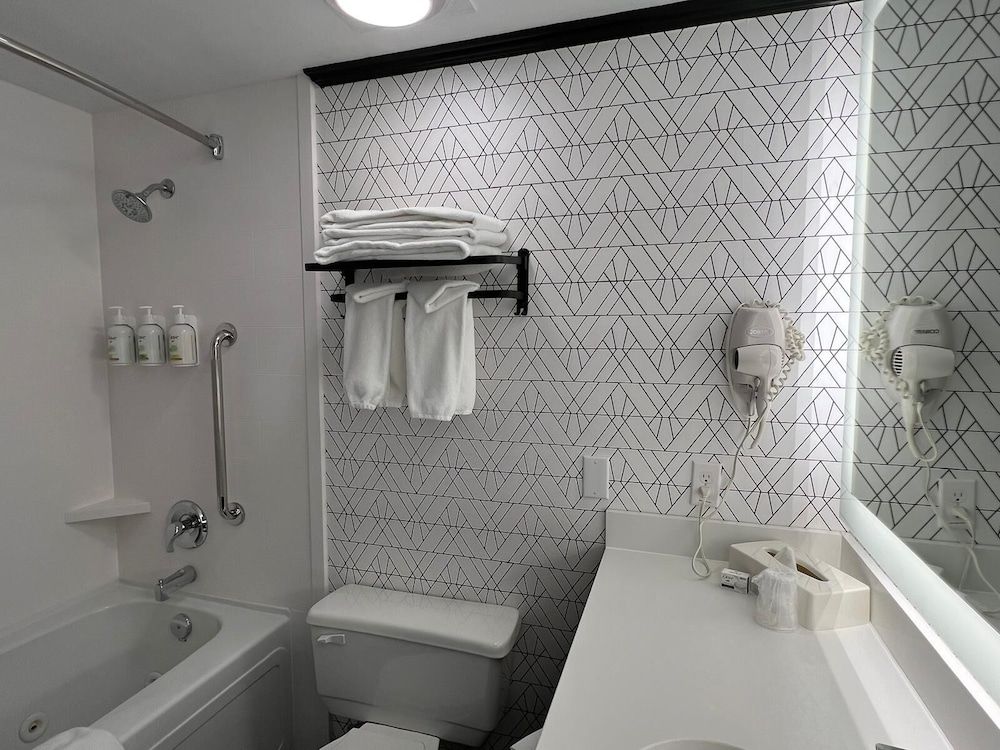 Sternwheeler Hotel & Conference Centre, Trademark by Wyndham Room, 1 Queen Bed with Sofa bed, Non Smoking 5