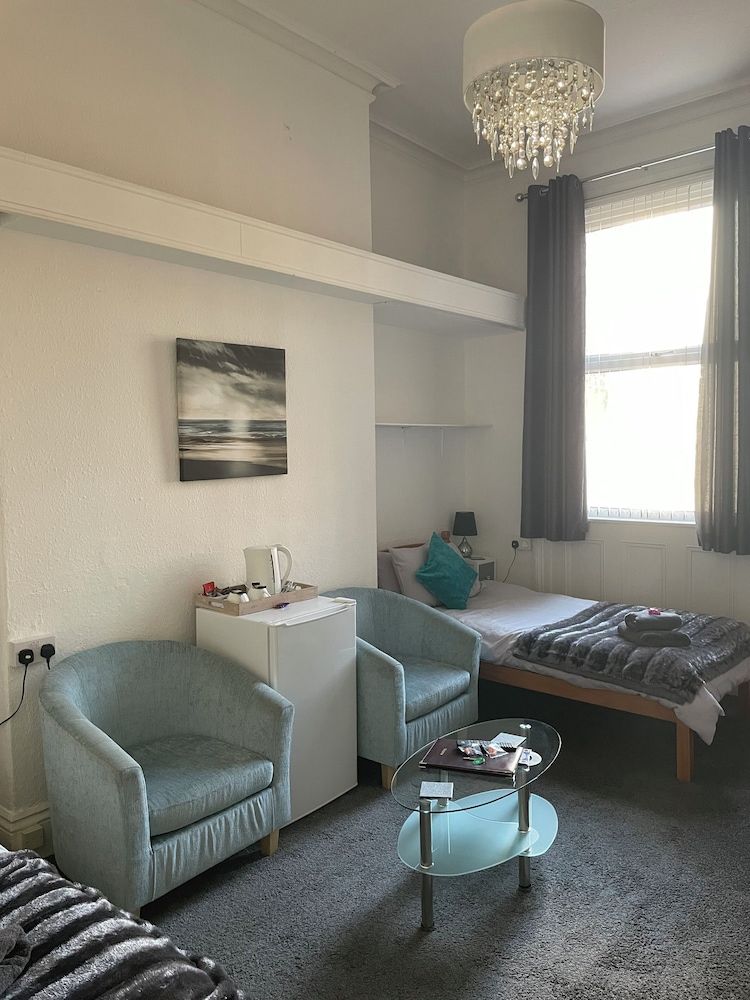 Twin Room (Room 6)