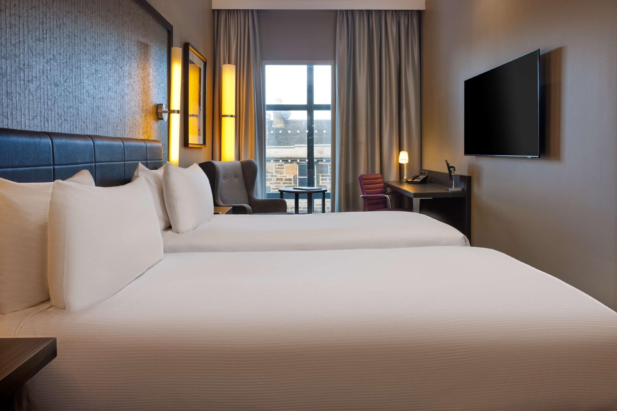 DoubleTree by Hilton Edinburgh City Centre Twin Guest Room two Single Beds 2