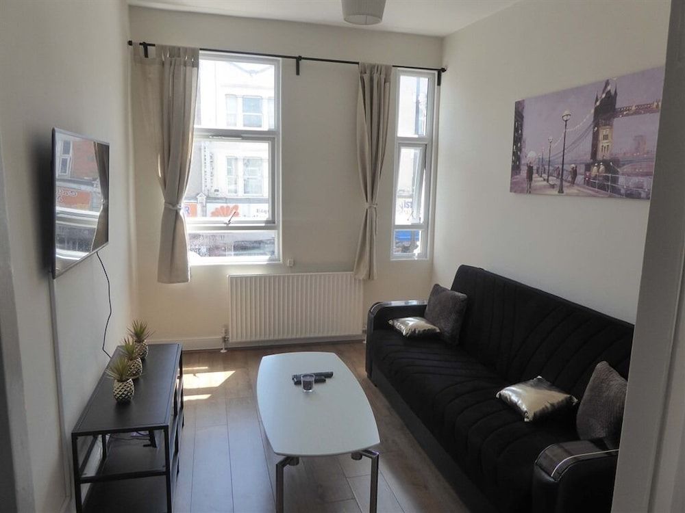 undefined Turnpike House 6