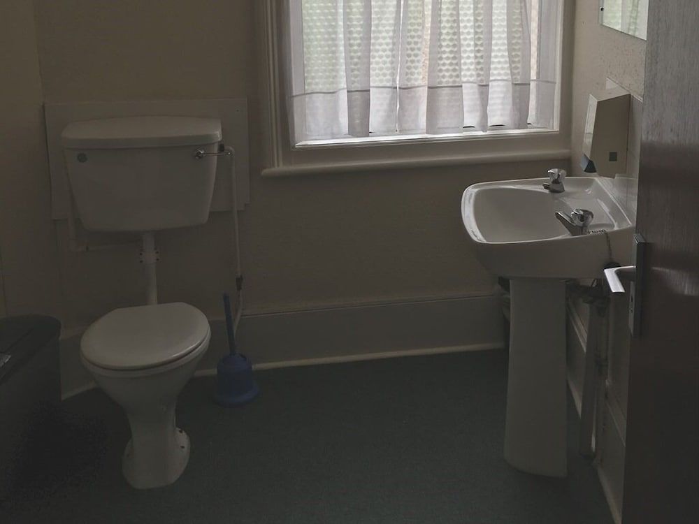 The Bridge Inn Twin Room, Shared Bathroom 2