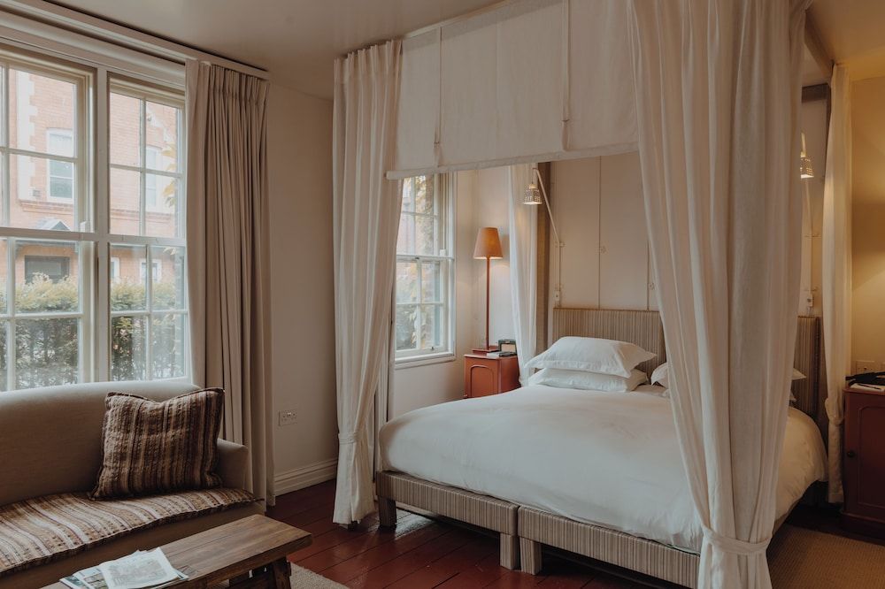 Room (Large Guest Room)