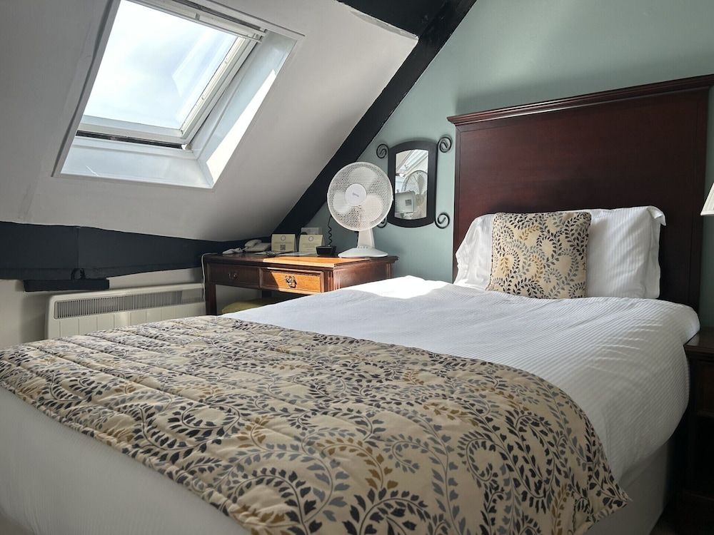 Sleeping Bear Hotel Dorchester Standard Single Room 3