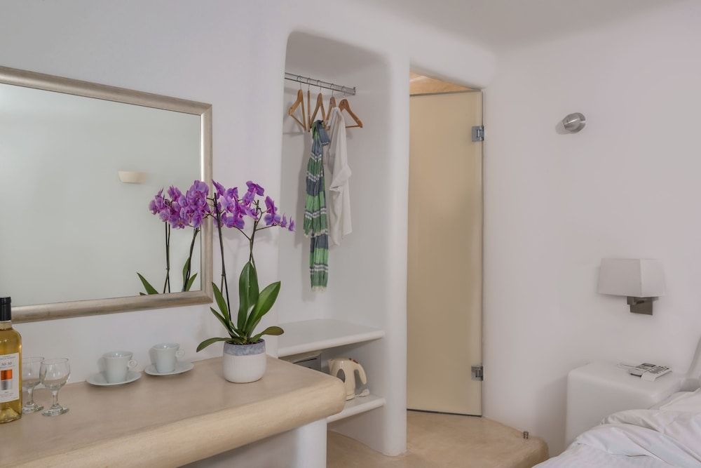 Iliovasilema Suites Standard Room ( Caldera View) 5