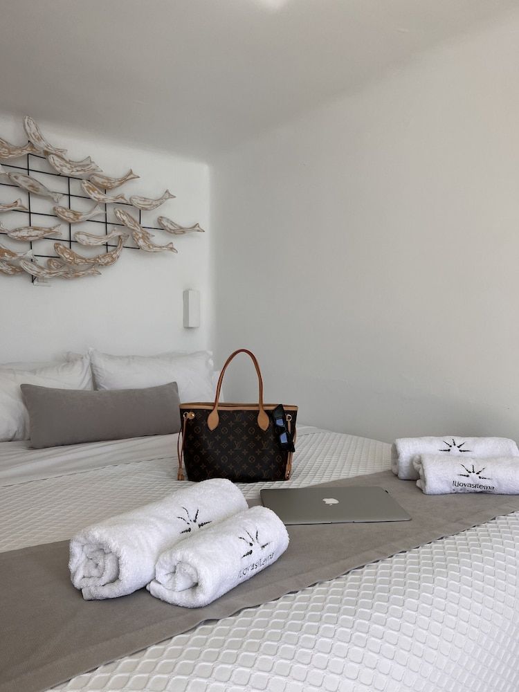 Junior Suite with Jetted Tub and Caldera View
