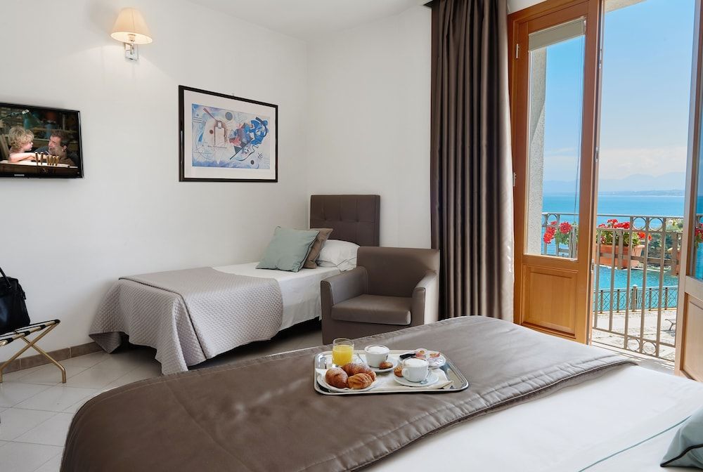 Hotel Al Madarig Superior Triple Room, Balcony, Sea View 4