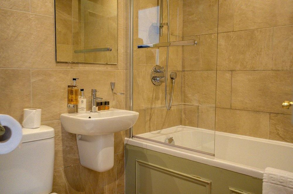 Shireburn Arms Hotel Suite 3