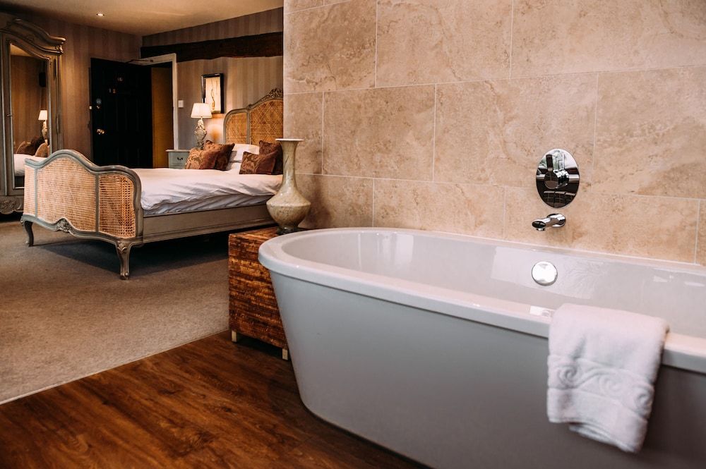 Shireburn Arms Hotel Suite, Ensuite (Valley) 9