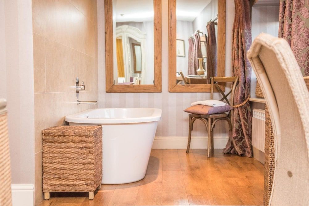 Shireburn Arms Hotel Suite, Ensuite (Valley) 5