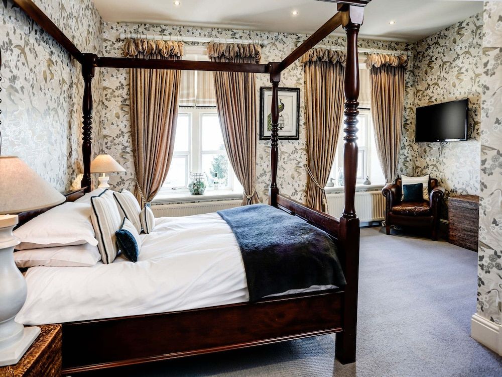 Shireburn Arms Hotel Suite, Ensuite (Four Poster)