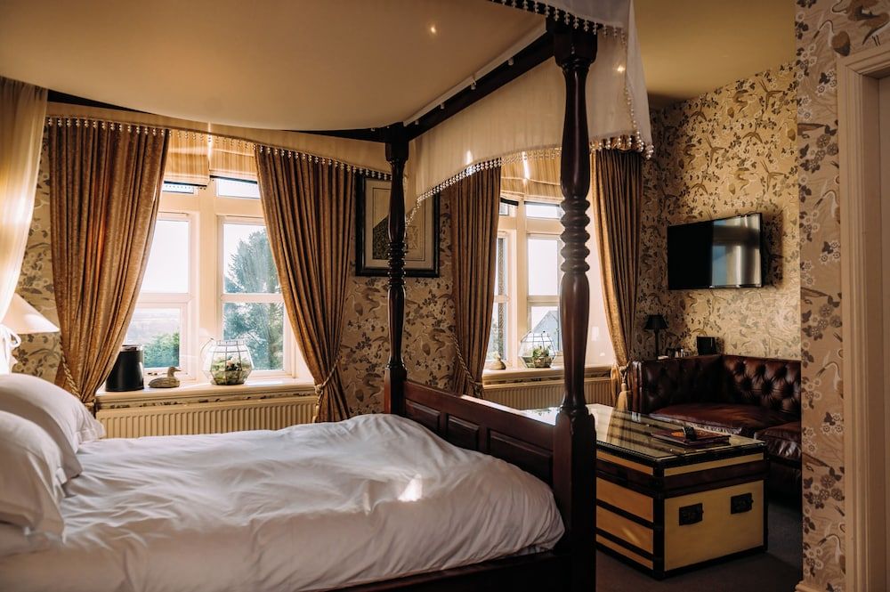 Shireburn Arms Hotel Suite, Ensuite (Four Poster) 2
