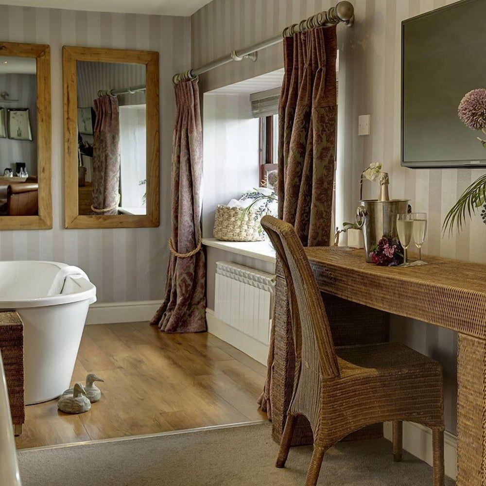 Shireburn Arms Hotel Suite, Ensuite (Valley) 7