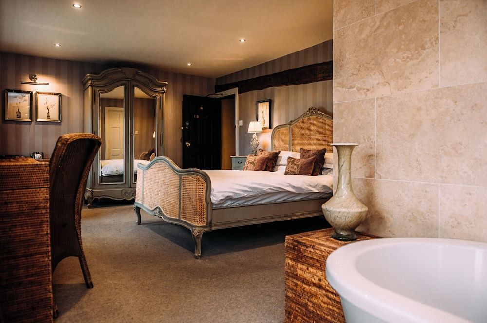 Shireburn Arms Hotel Suite, Ensuite (Valley) 8