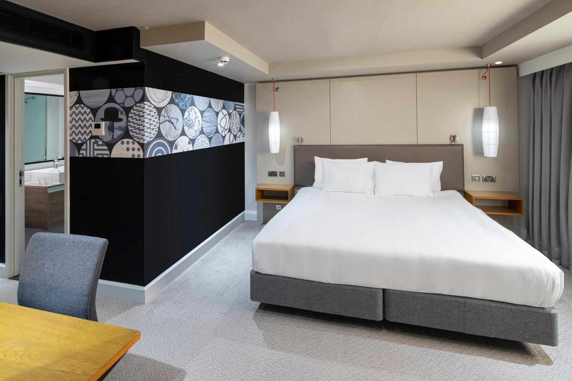 1 Bedroom Suite Lounge Access