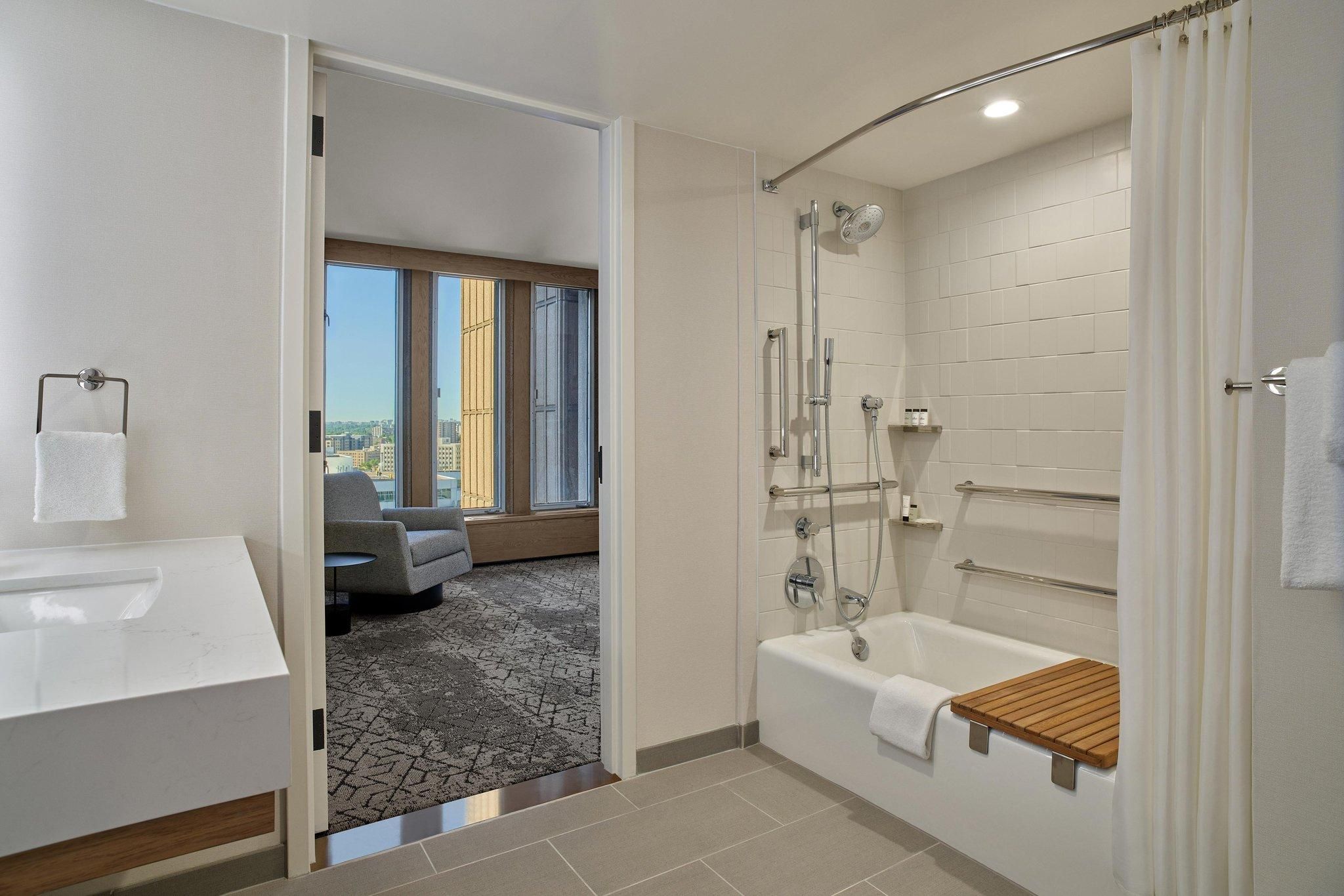 Guest room, 1 King, City view