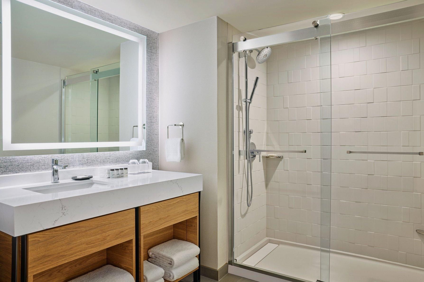 Larger Guest room, 1 King, Sofa bed