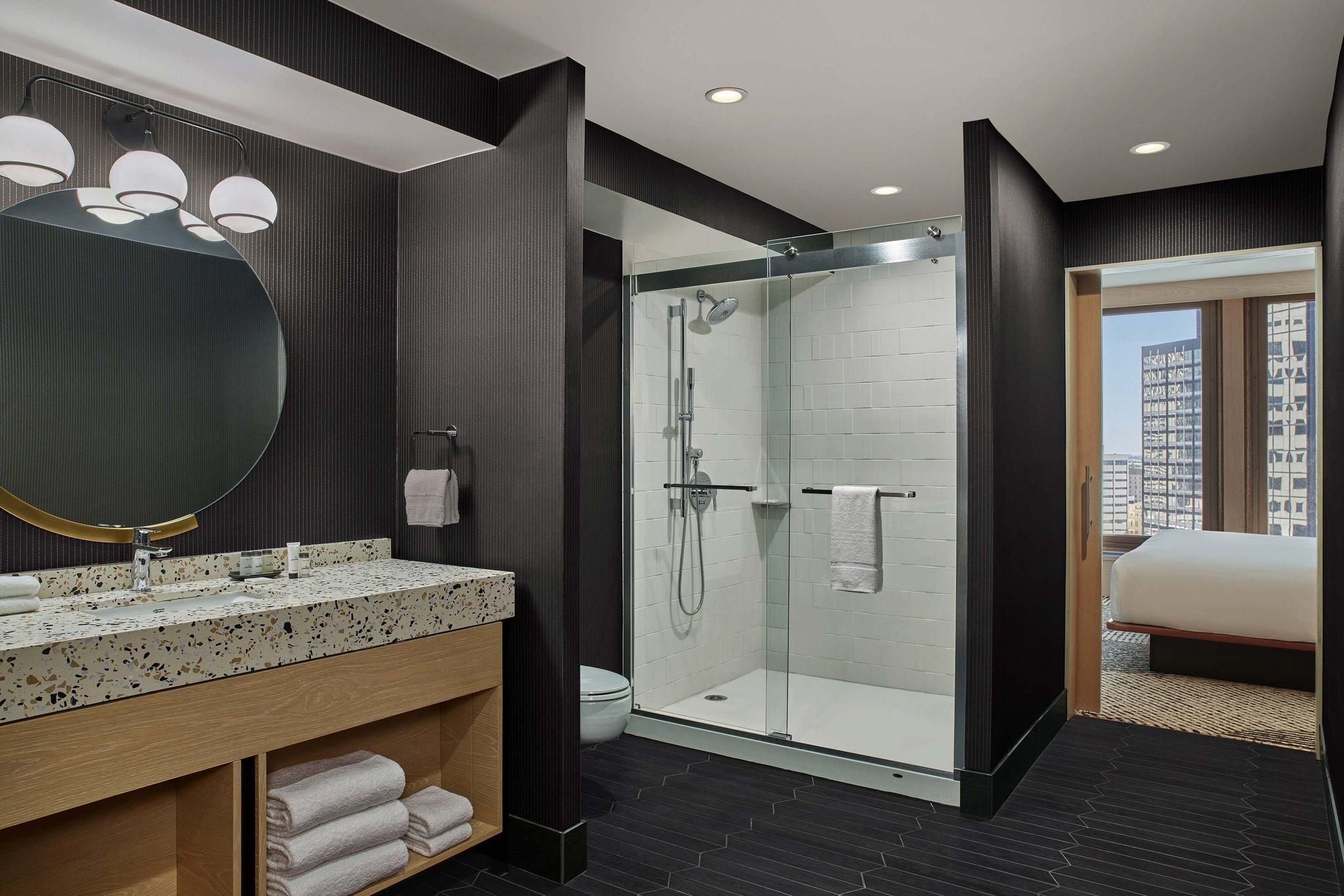 1 Bedroom Executive Suite, 1 King, Sofa bed, Corner room