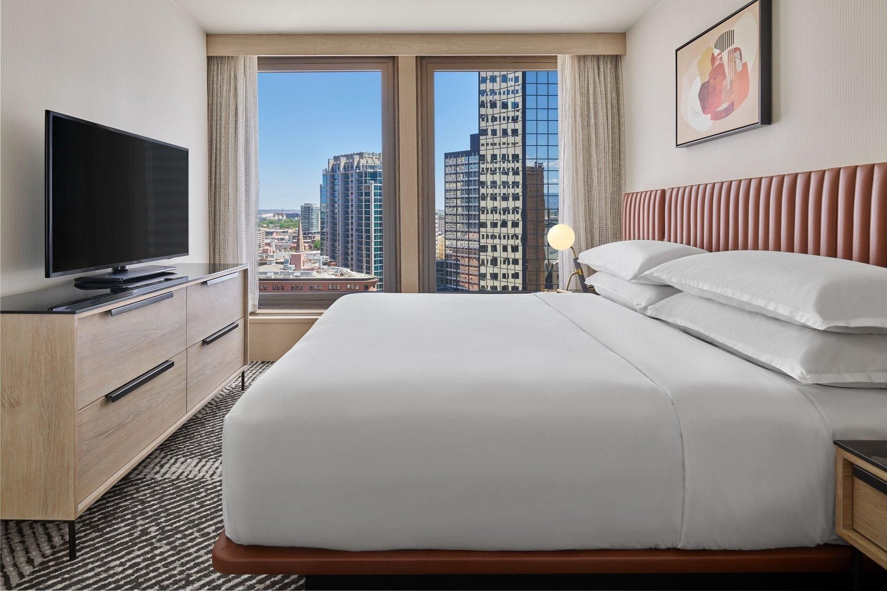 1 Bedroom Executive Suite, 1 King, Sofa bed, Corner room