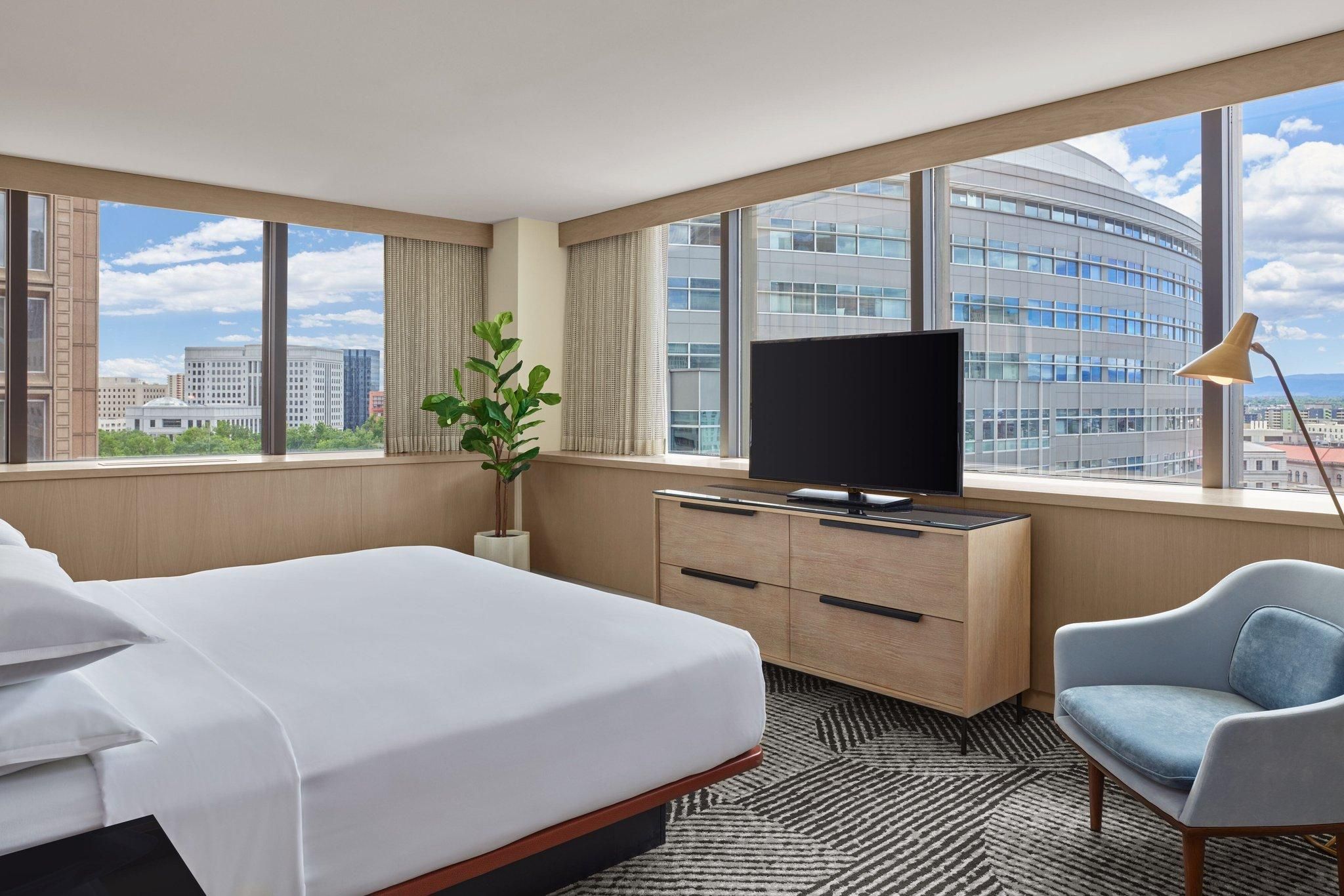 1 Bedroom Executive Suite, 1 King, Sofa bed, Corner room