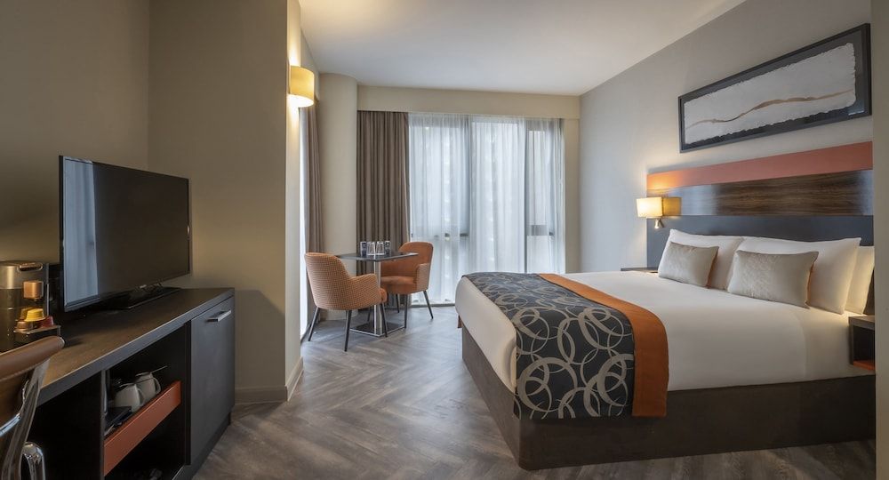 undefined Clayton Hotel Cardiff 2