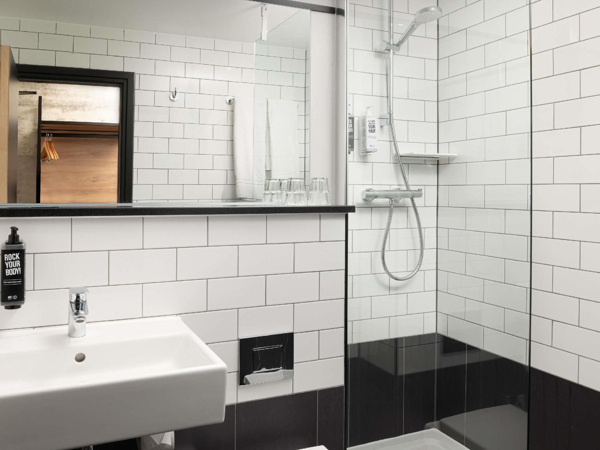 ibis London Earls Court Newly refurbished Standard Room with 2 single b eds 3