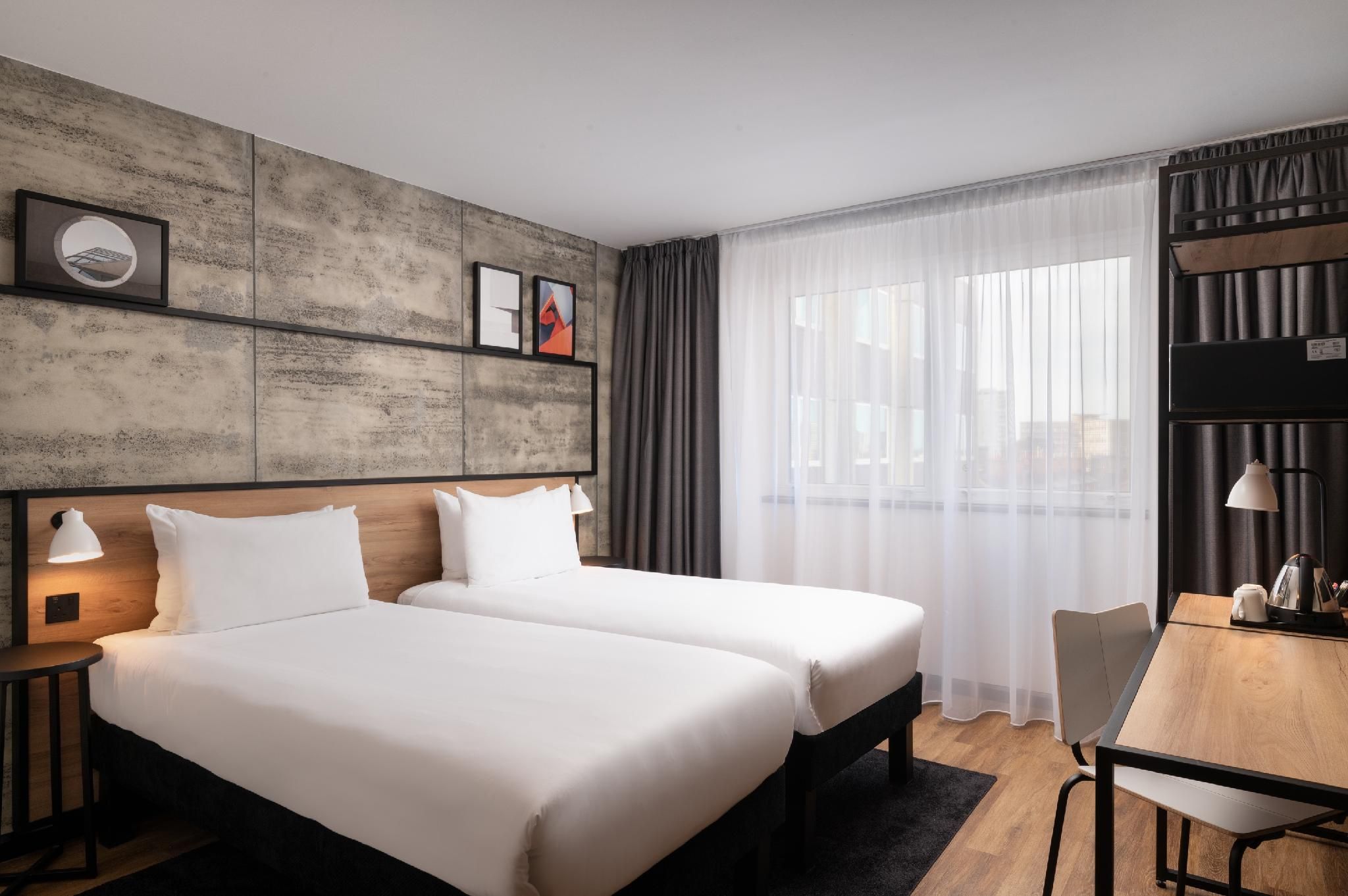 ibis London Earls Court Newly refurbished Standard Room with 2 single b eds
