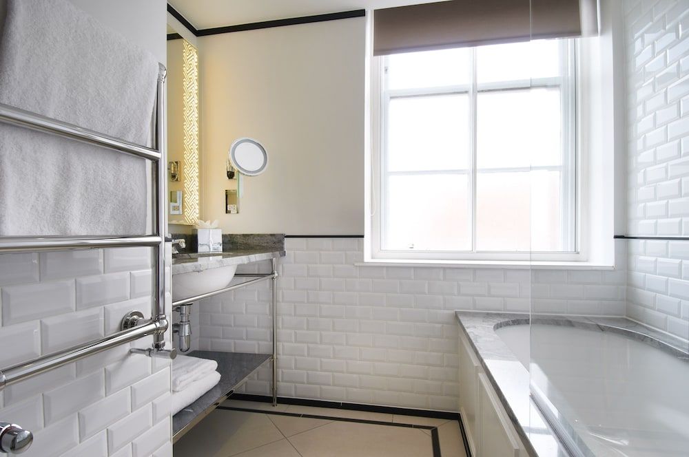 The Waldorf Hilton, London Room, 1 Queen Bed 3