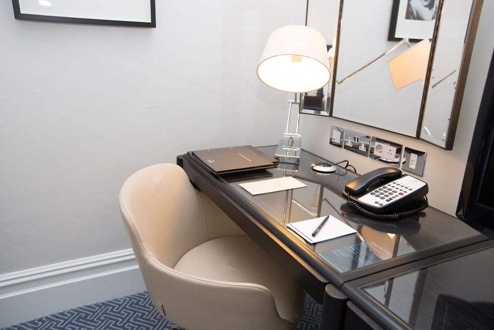 The Waldorf Hilton, London Room, 1 Queen Bed 4