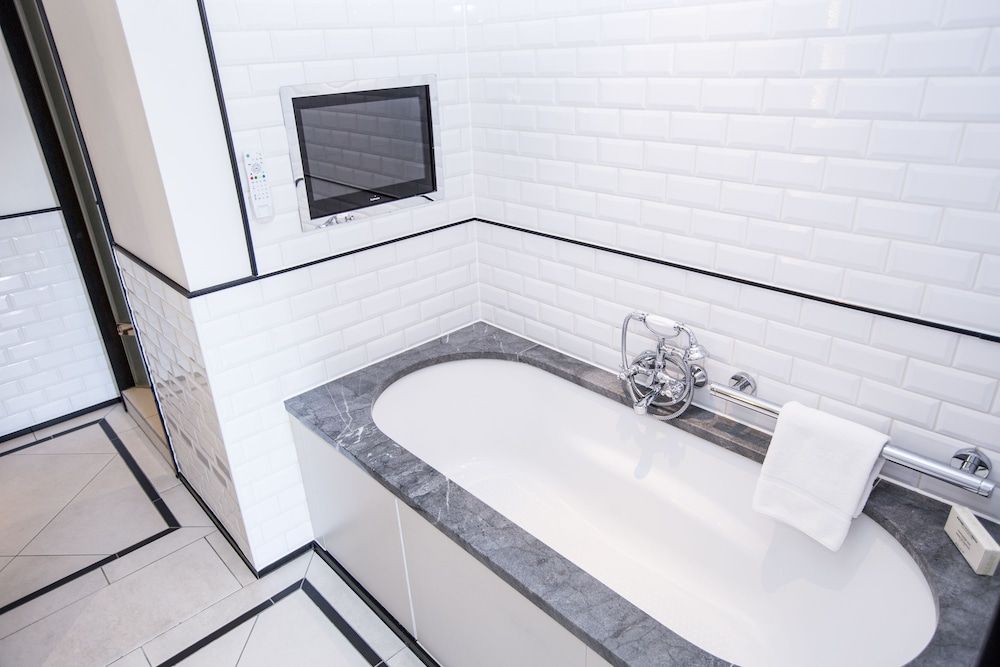 Deep soaking bathtub