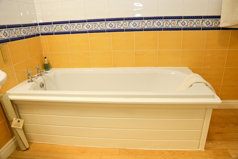 Deep Soaking Bathtub
