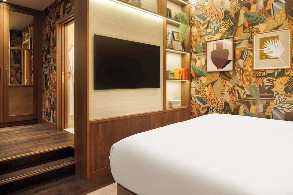 Suite, 1 King Bed (Spring Garden)