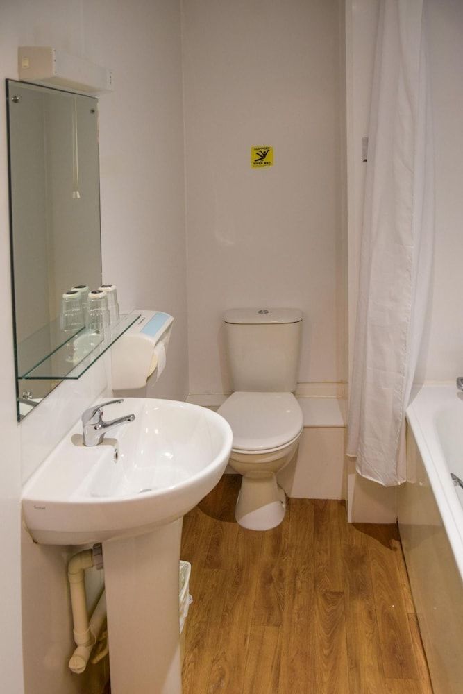 Europa Gatwick Hotel & Spa Lodge Room 5