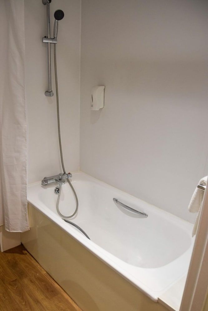 Europa Gatwick Hotel & Spa Lodge Room 4