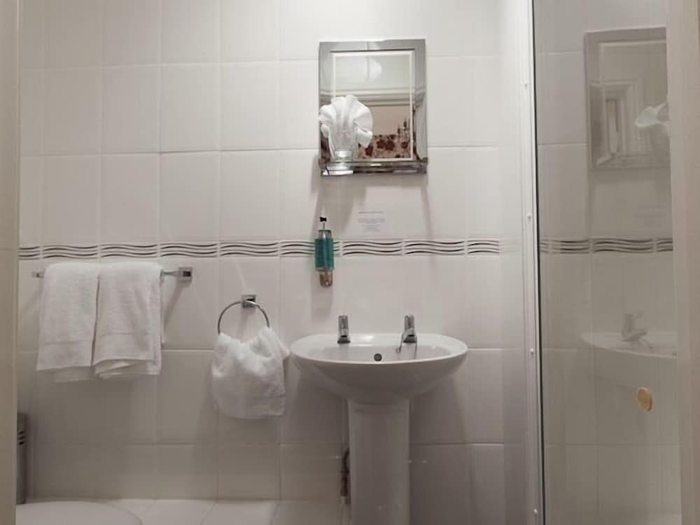 The Fountain Inn Standard Double Room, Ensuite 3