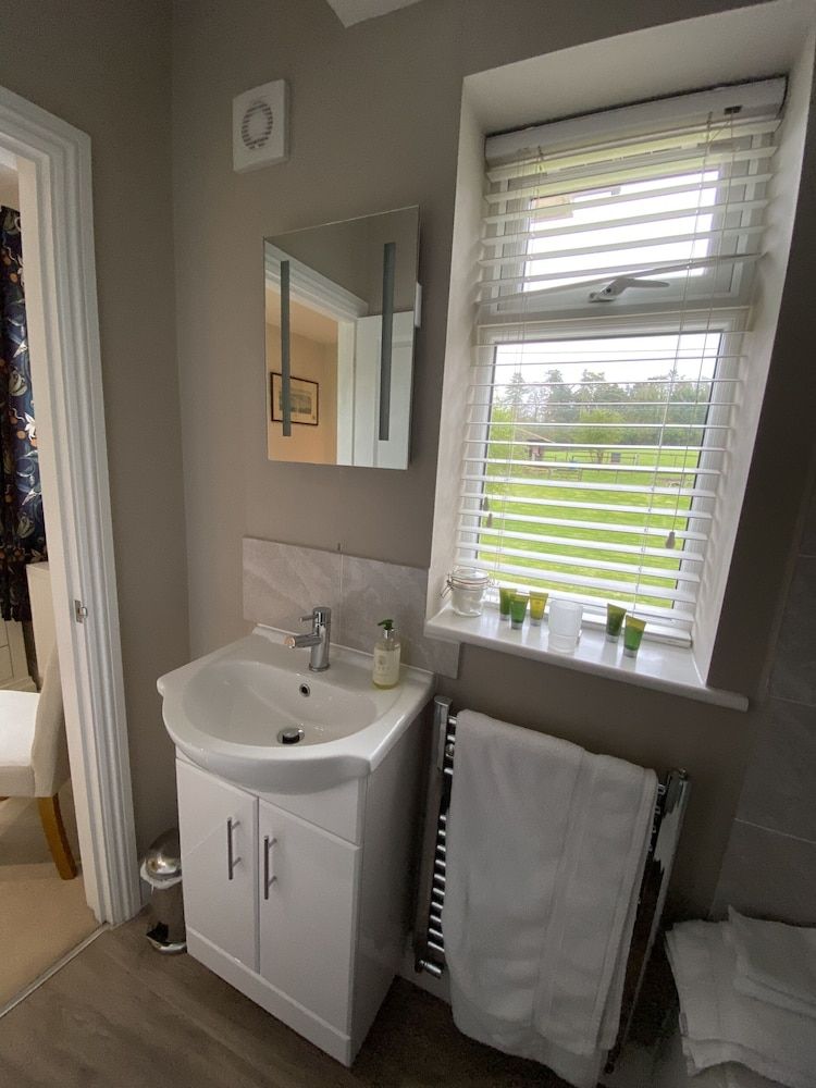 Sunny Nest Double Room, Ensuite 3