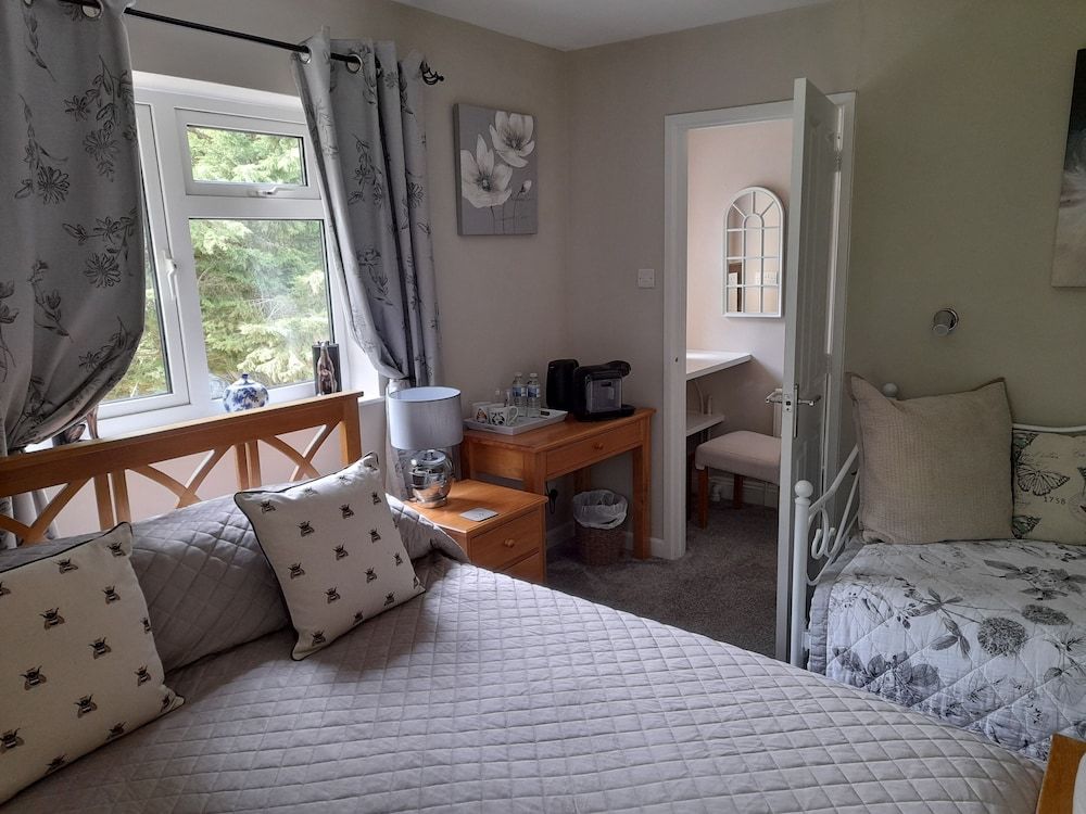 Sunny Nest Deluxe Double Room, Ensuite 4