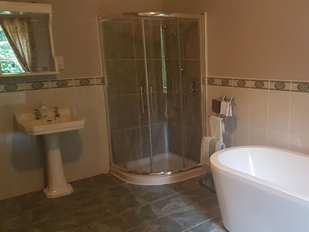 Banoge House Double Room, Ensuite (with Shower) 7