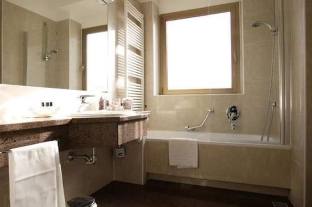 Best Western Hotel Madison Standard Room, 2 Twin Beds 5