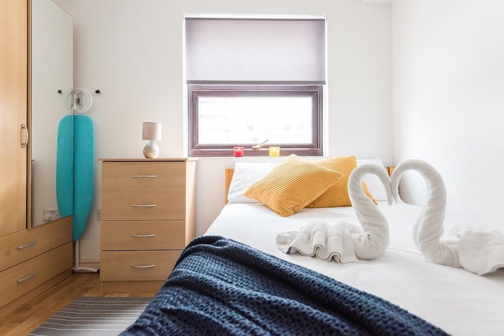 Centra Wharf Basic Double Room, Ensuite (Double Budget) 2