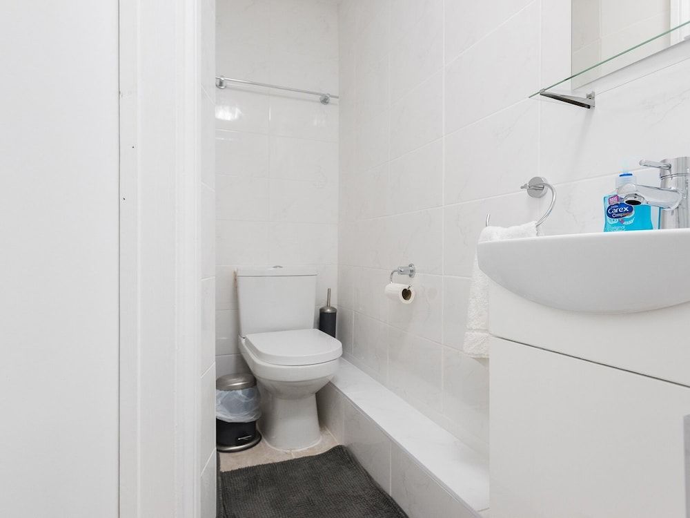 Centra Wharf Basic Double Room, Ensuite (Double Budget) 3