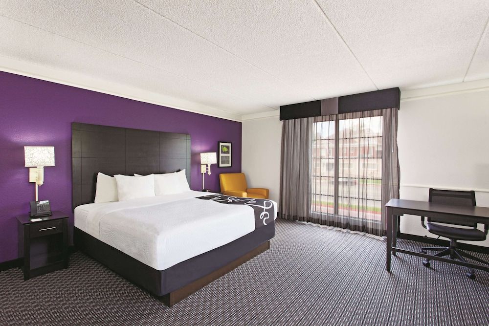 Deluxe Room, 1 King Bed, Non Smoking (Mobility, Bathtub w/Grab Bars)
