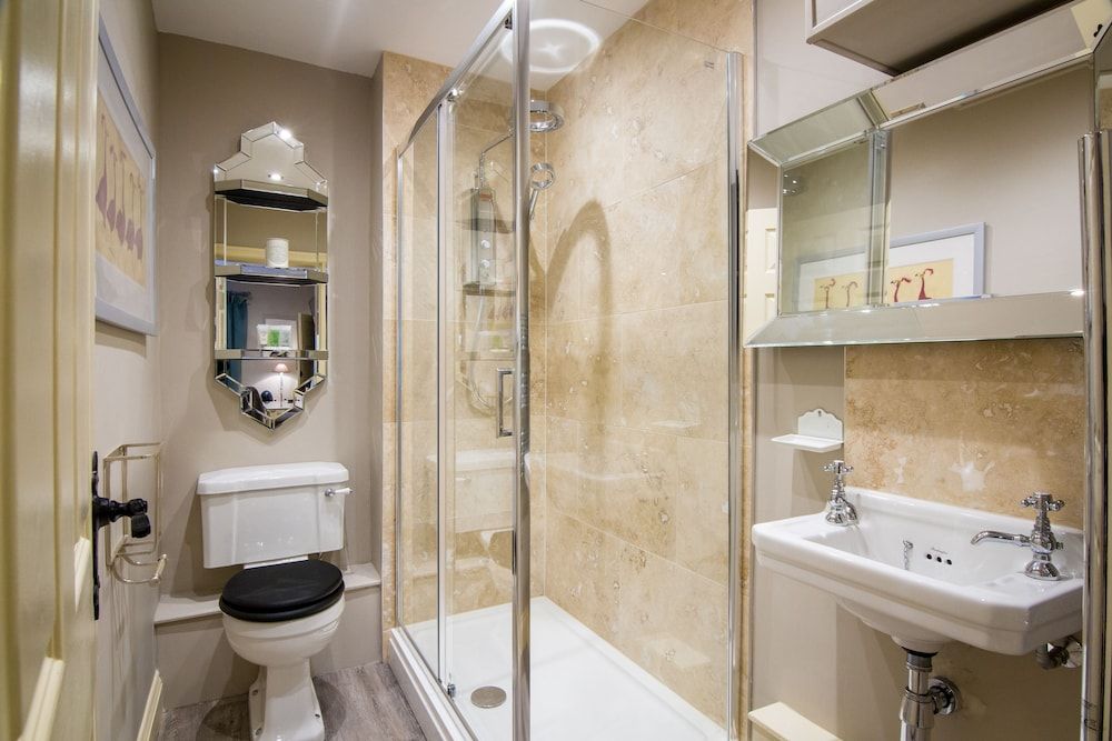 Black Horse Inn Four Poster Double Room 4