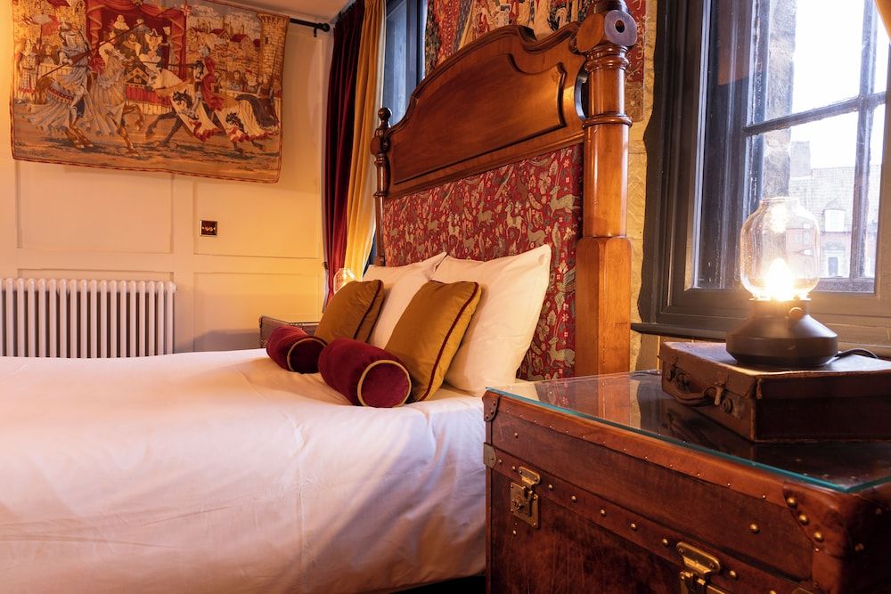 Dirty Bottles Family Double Room 3