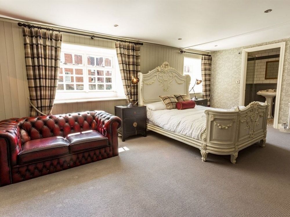 Dirty Bottles Family Double Room 2