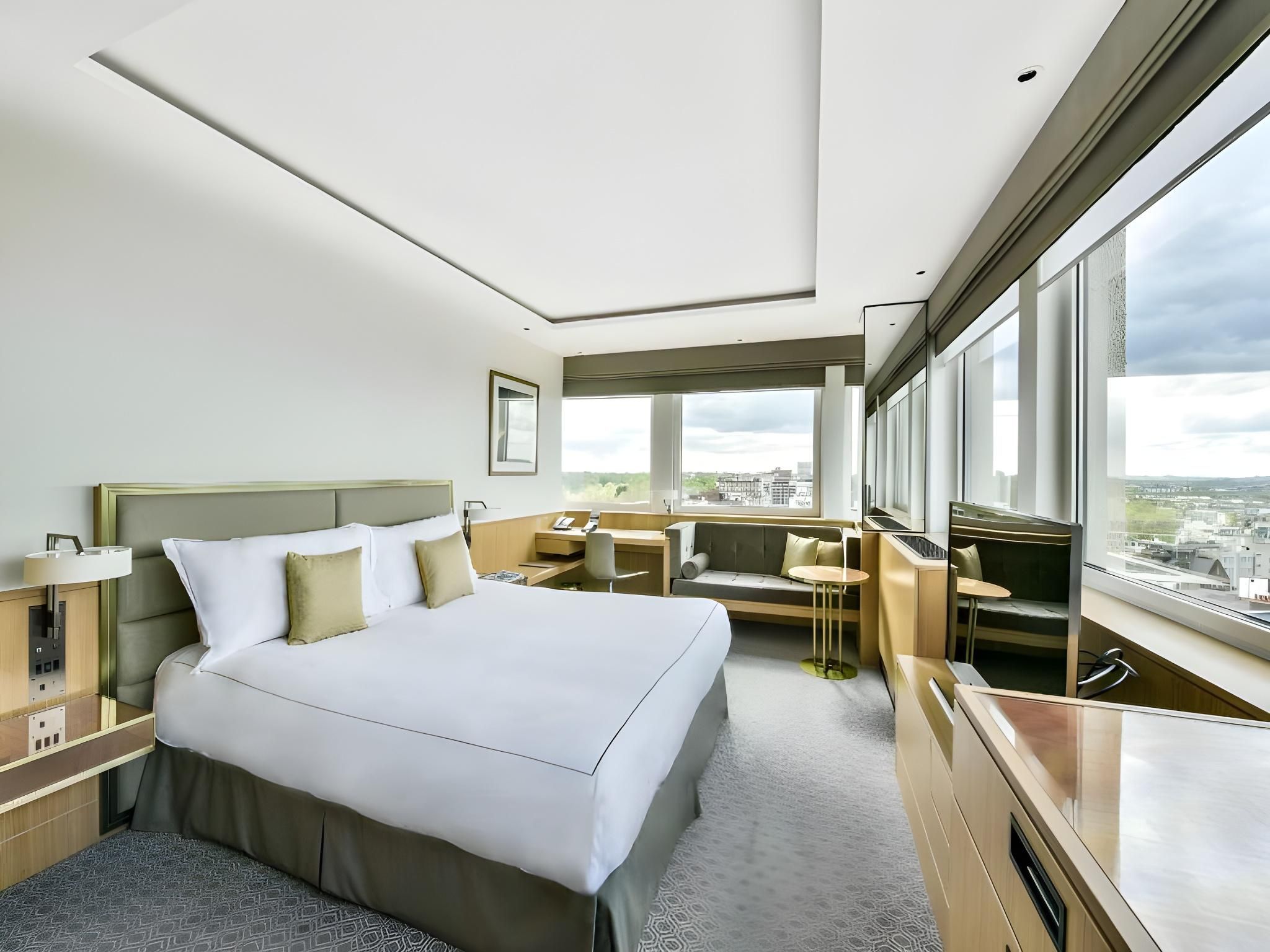 Deluxe Corner Room