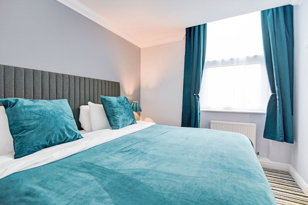 Aston Court Derby City Centre by Belvilla Deluxe Double Room, 1 King Bed with Sofa bed 3