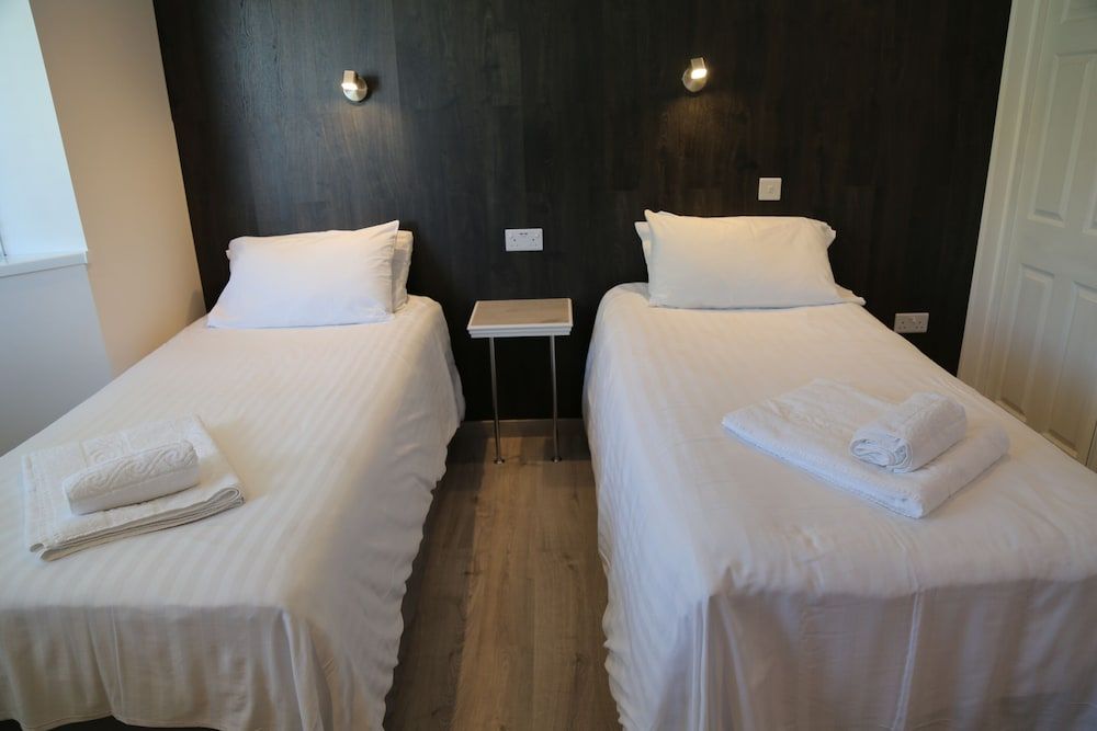 Debden Guest House Standard Quadruple Room, Ensuite (Double 2 and Single beds) 2