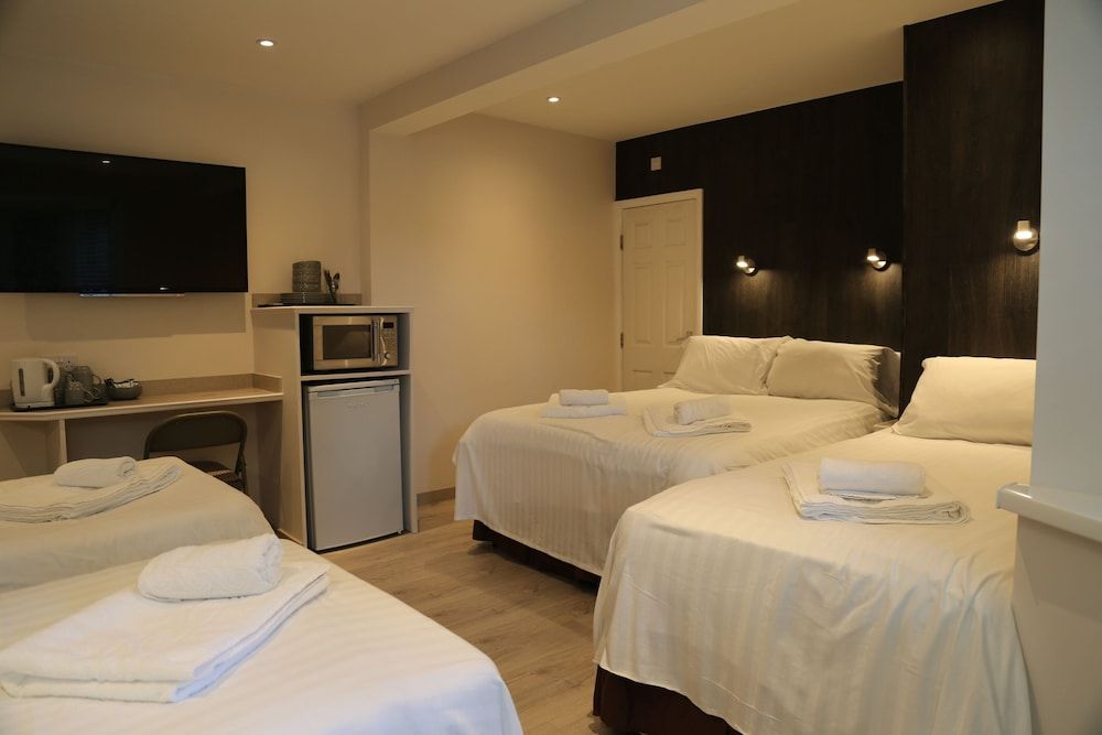 Debden Guest House Standard Quadruple Room, Ensuite (Double 2 and Single beds) 3