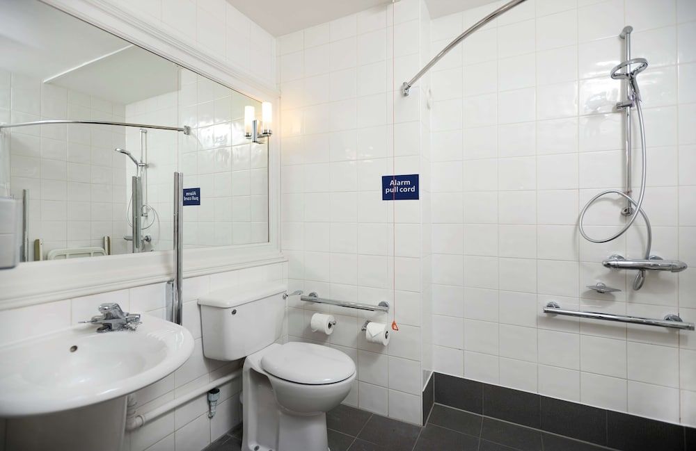 Doubletree by Hilton Coventry Room, 1 Queen Bed, Accessible 5